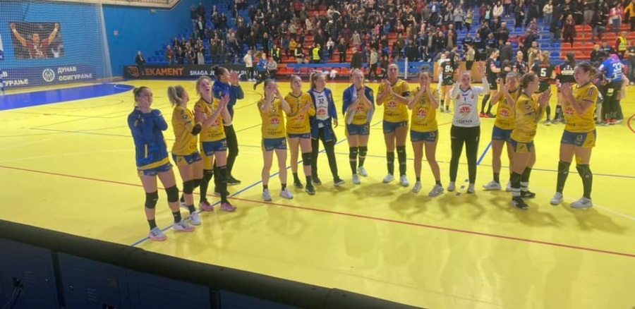 Parázs hangulatú mérkőzésen, sajátos játékvezetői felfogás fogadta csapatunkat